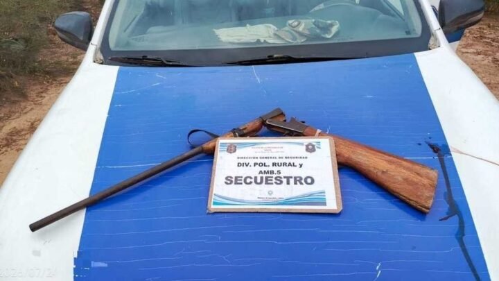 Hombre demorado con escopeta calibre 16