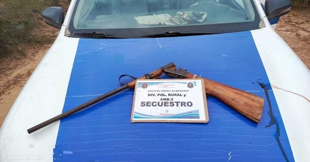 Hombre demorado con escopeta calibre 16