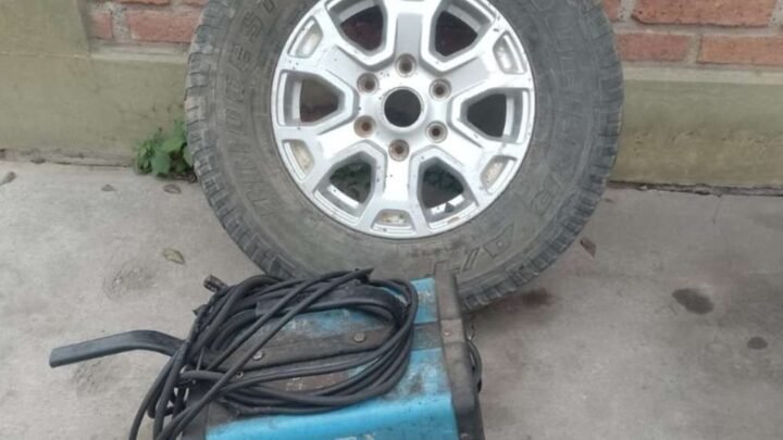 Demorados con soldadora y rueda de auxilio