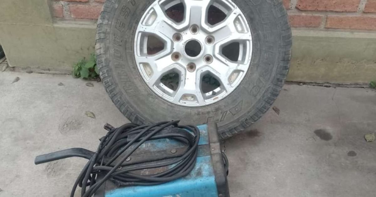 Demorados con soldadora y rueda de auxilio