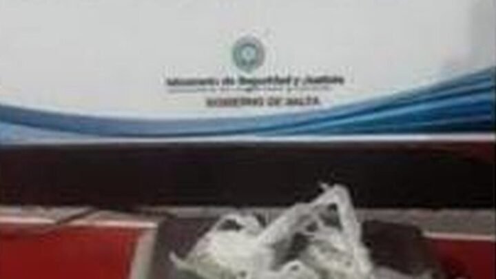 dos hombres demorados con marihuana