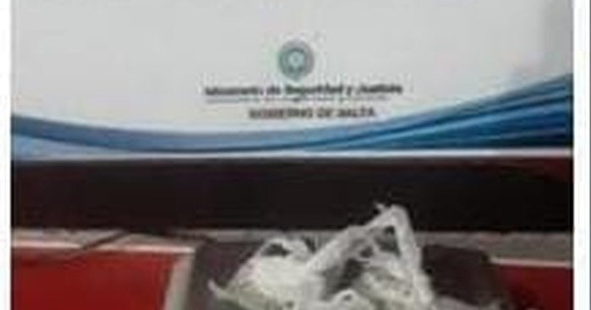 dos hombres demorados con marihuana