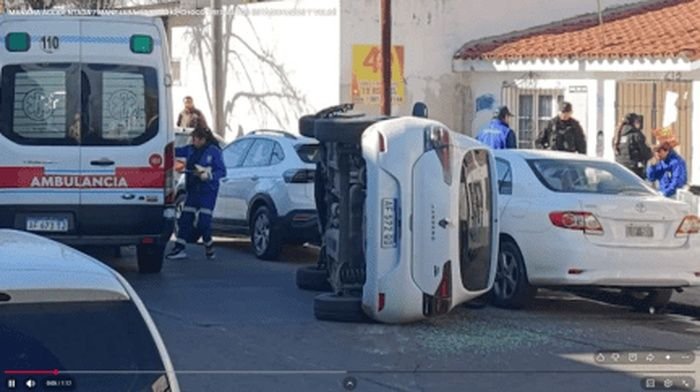 Conductor ebrio vuelca tras chocar tres autos estacionados en calle Zabala