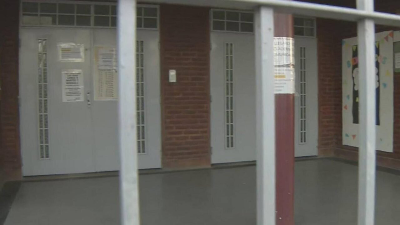 Confusión y tensión en Avellaneda tras denuncia de abuso: padres buscan al docente en la escuela