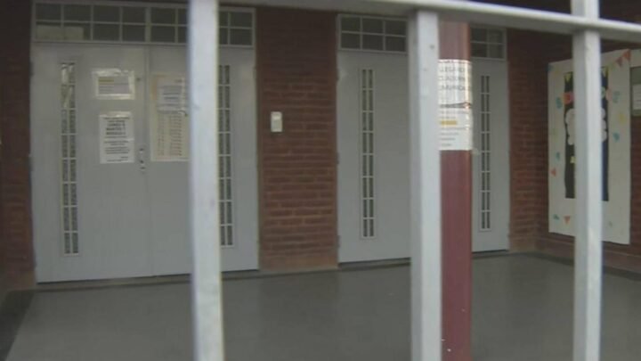 Confusión y tensión en Avellaneda tras denuncia de abuso: padres buscan al docente en la escuela