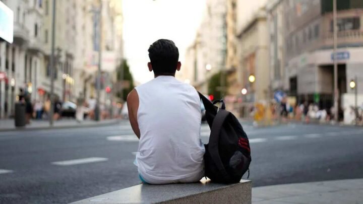 Crisis entre los jóvenes: más de 4 millones viven en condiciones vulnerables, no llegan a fin de mes y sufren depresión