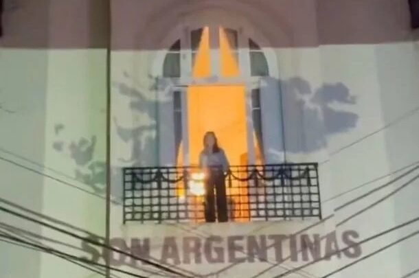 Cristina Kirchner emergió de su casa en Constitución para saludar tras el triunfo de la Argentina