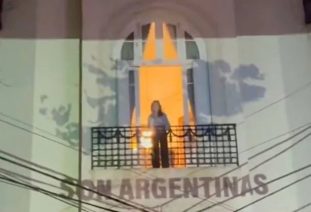 Cristina Kirchner emergió de su casa en Constitución para saludar tras el triunfo de la Argentina