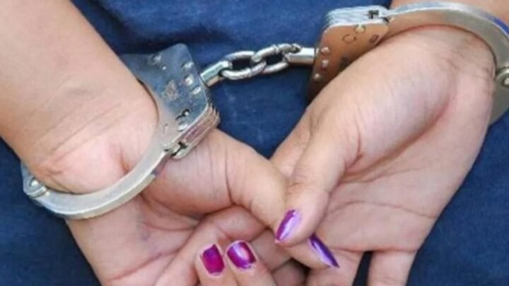 Detienen a una mujer por golpear a su pequeña hija