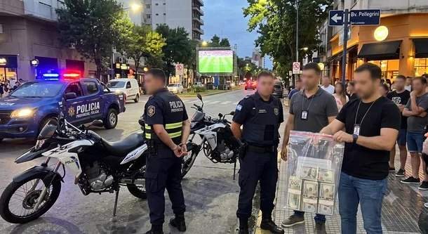 Detuvieron a dos policías motorizados por robar US$1.500 durante un control