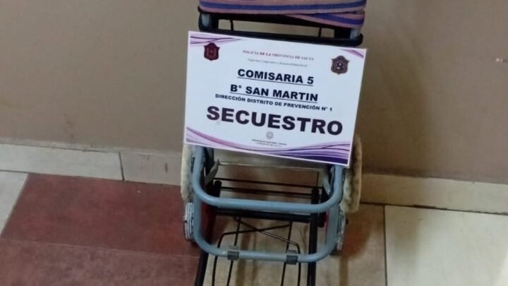 hombre demorado y carros plegables recuperados