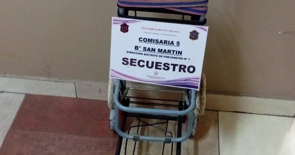 hombre demorado y carros plegables recuperados