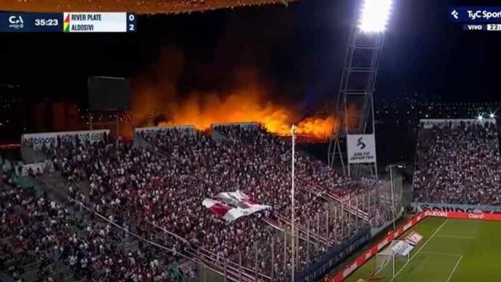 El fuego no da tregua y causó temor en el partido de River contra Aldosivi