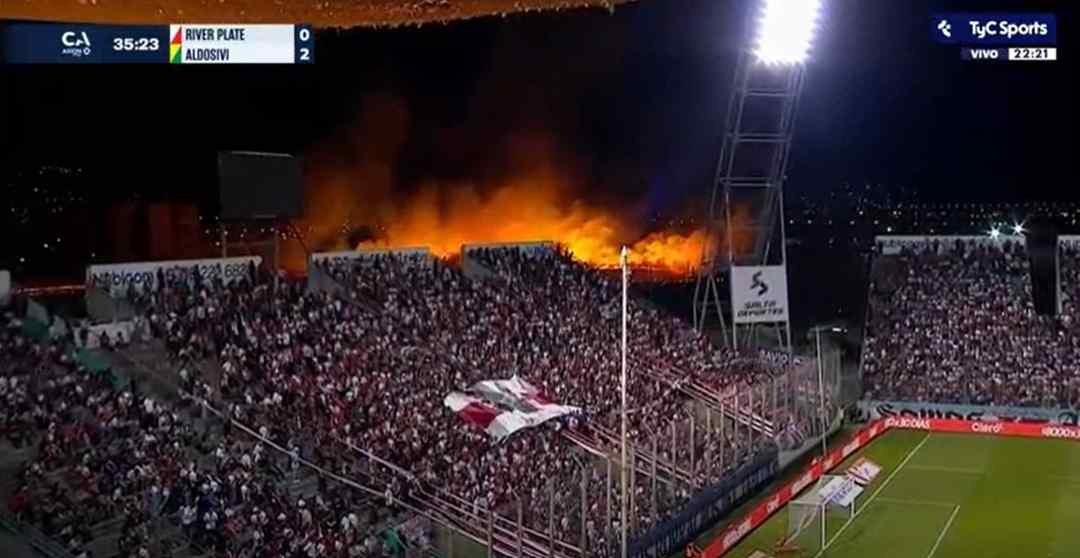 El fuego no da tregua y causó temor en el partido de River contra Aldosivi