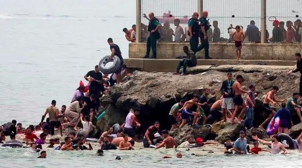 España refuerza su frontera con el despliegue de Fuerzas Armadas ante la llegada masiva de migrantes
