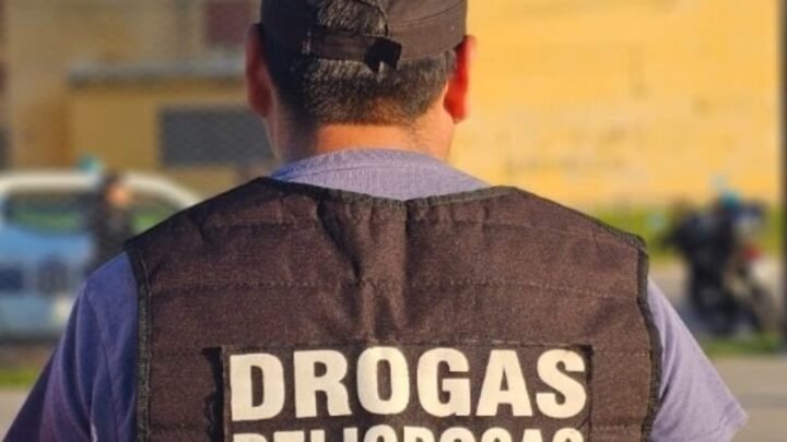 mujer demorada con droga