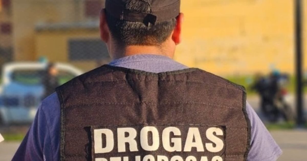 mujer demorada con droga