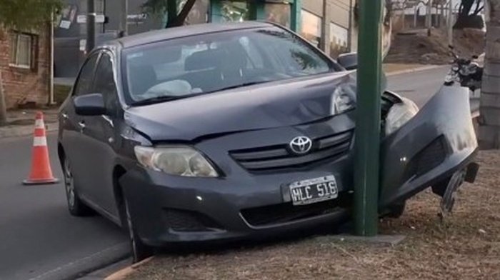 accidente avenida Arenales auto impactó contra poste sin heridos