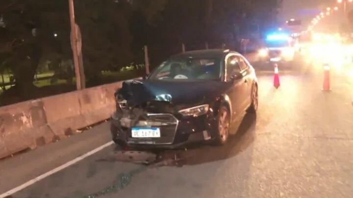 accidente General Paz auto choca contra estación servicio deja tres heridos