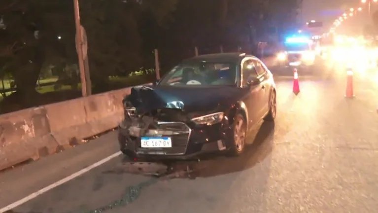 accidente General Paz auto choca contra estación servicio deja tres heridos