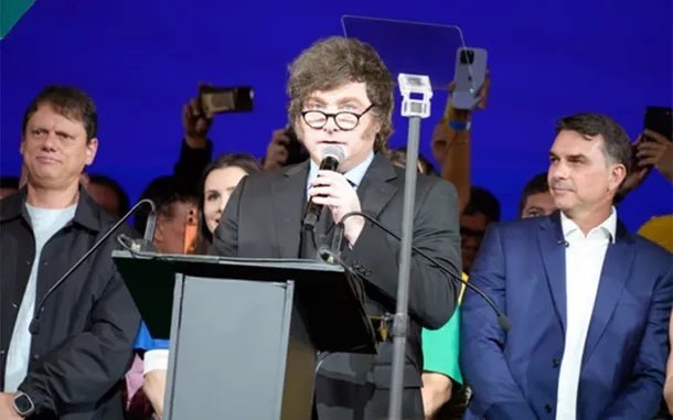 Javier Milei respalda a Flávio Bolsonaro y critica a Lula en Brasil