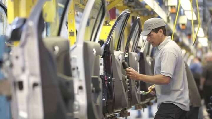La industria cayó 5,7% anual en mayo, arrastrada por derrumbes en textiles, maquinaria y autos