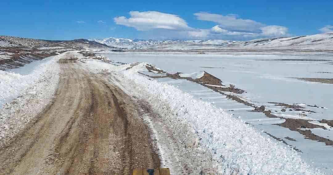 Intensas nevadas aíslan la mina Tincalayu: inician el despeje de caminos