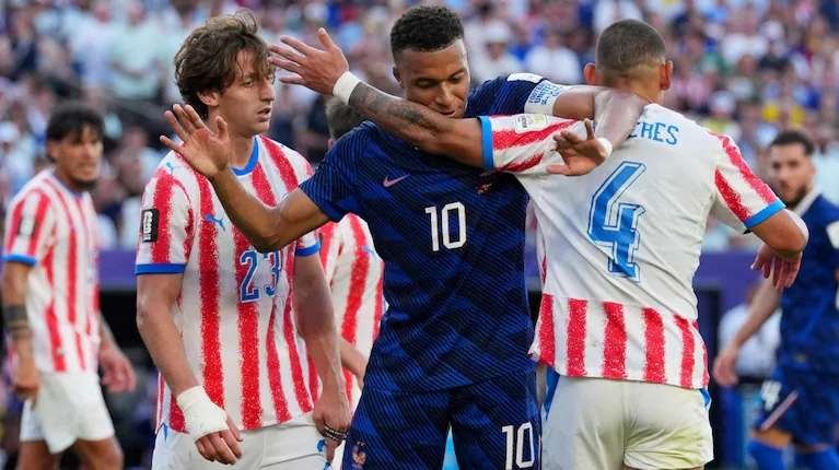 “Me preguntó si le quería dar un beso”: la frase de Mbappé que descolocó a un jugador de Paraguay en pleno partido