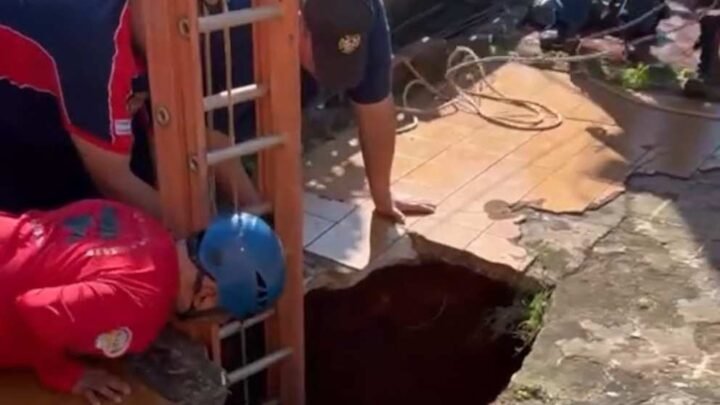 Bomberos rescatan a mujer que cayó en un pozo de 12 metros en Puerto Iguazú