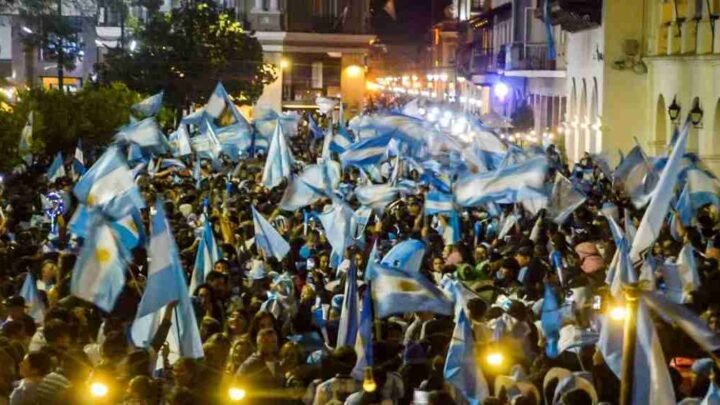 Salta fue una fiesta: una multitud celebró en la plaza 9 de Julio el triunfo de Argentina