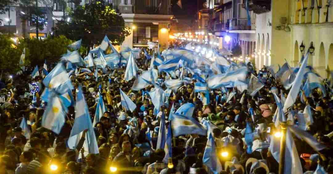 Salta fue una fiesta: una multitud celebró en la plaza 9 de Julio el triunfo de Argentina