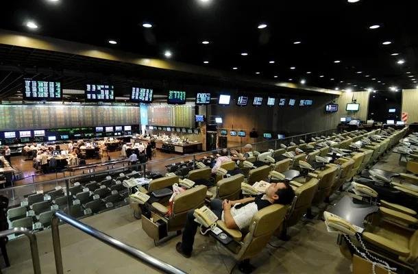 Suben el riesgo país y el dólar mientras caen acciones argentinas y ADR en Wall Street