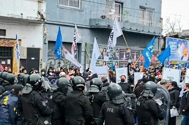 Conflicto en Avellaneda: Manifestantes enfrentan a fuerzas de seguridad en protesta social