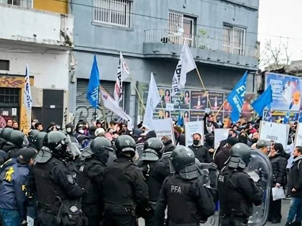 Conflicto en Avellaneda: Manifestantes enfrentan a fuerzas de seguridad en protesta social