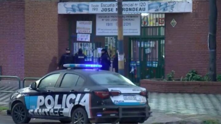 revólver en escuela Rosario Estudiante lleva es demorado policía