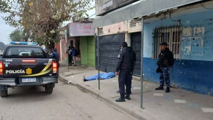Un hombre murió en plena calle en Orán: investigan si se ahogó con hojas de coca