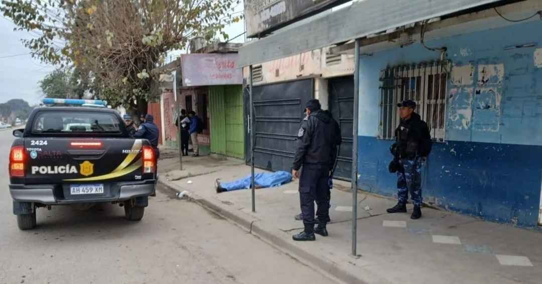 Un hombre murió en plena calle en Orán: investigan si se ahogó con hojas de coca