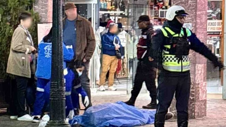 turista sin vida Plaza 9 de Julio Tragedia centro Salta hallan