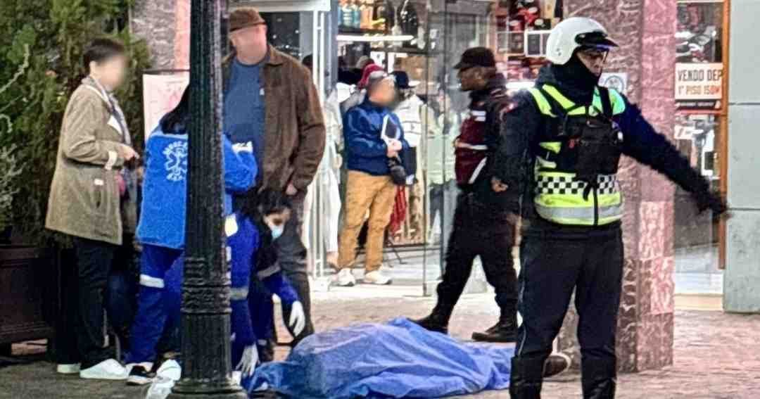 turista sin vida Plaza 9 de Julio Tragedia centro Salta hallan