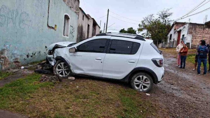Una mujer chocó contra el paredón de una casa y quedó inconsciente