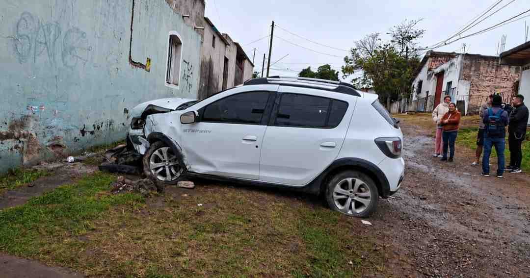 Una mujer chocó contra el paredón de una casa y quedó inconsciente