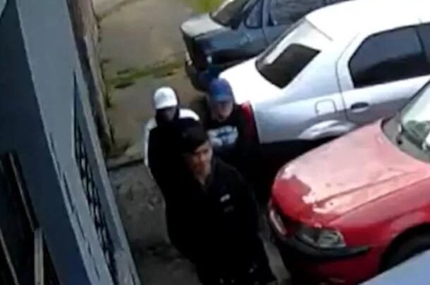 robo en Gerli mujer enfrenta tres ladrones botella gaseosa