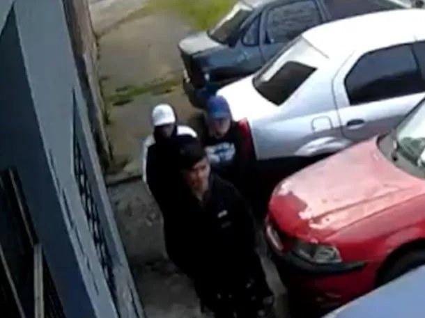 robo en Gerli mujer enfrenta tres ladrones botella gaseosa