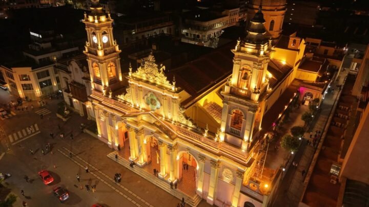 La Catedral de Salta luce una nueva iluminación ornamental de cara a la festividad del Milagro