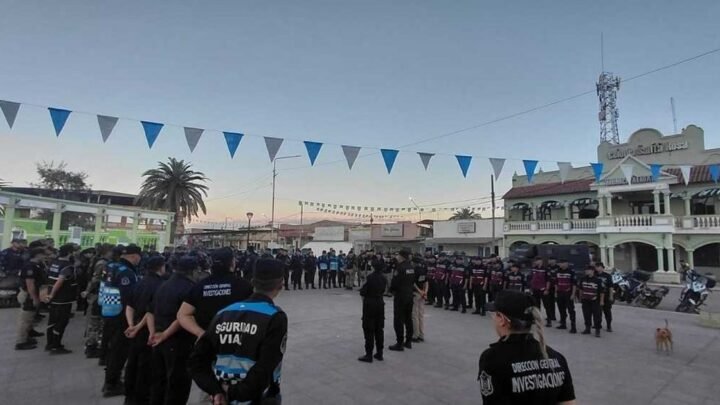 Operativo policial en Colonia Santa Rosa y Orán