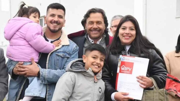 Sáenz entregó 138 viviendas Capital Tienen