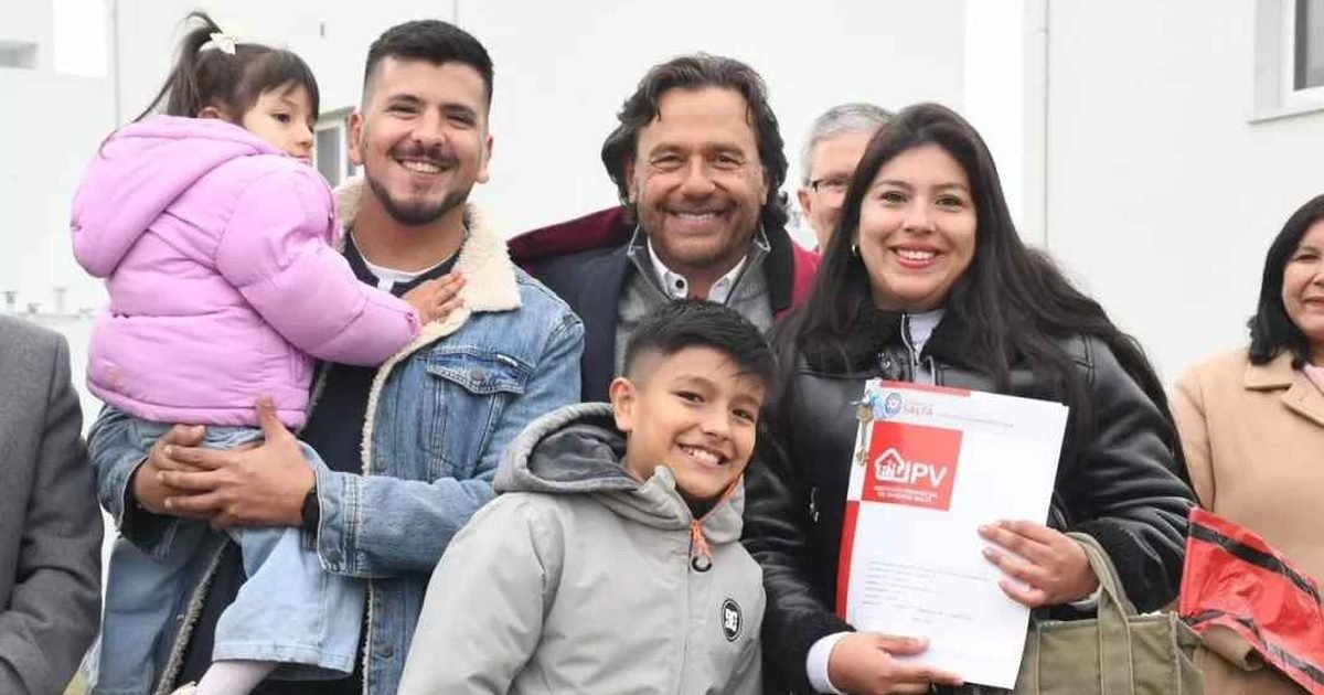 Sáenz entregó 138 viviendas Capital Tienen