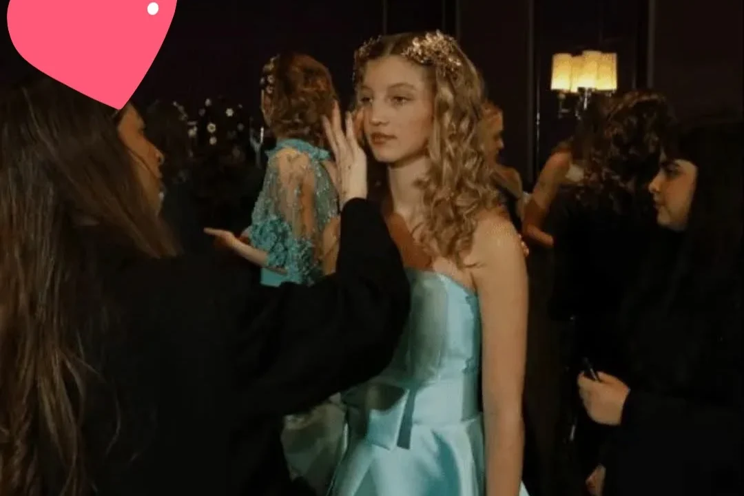 ALLEGRA CUBERO DEBUTÓ EN LA PASARELA CON UN IMPACTANTE VESTIDO TURQUESA