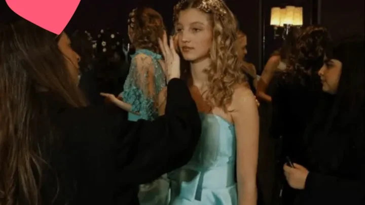 ALLEGRA CUBERO DEBUTÓ EN LA PASARELA CON UN IMPACTANTE VESTIDO TURQUESA