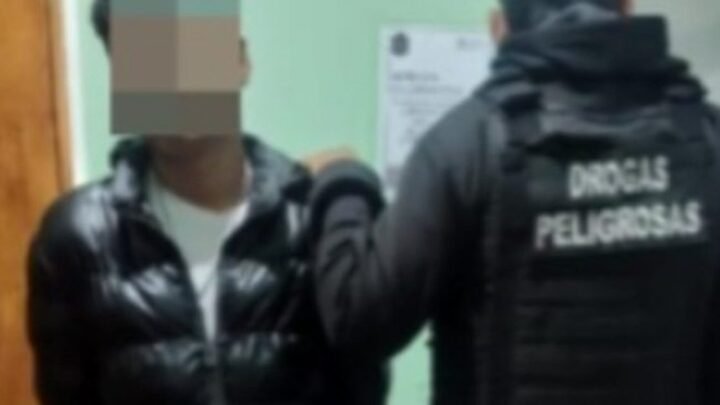 Hombre demorado con dosis de droga